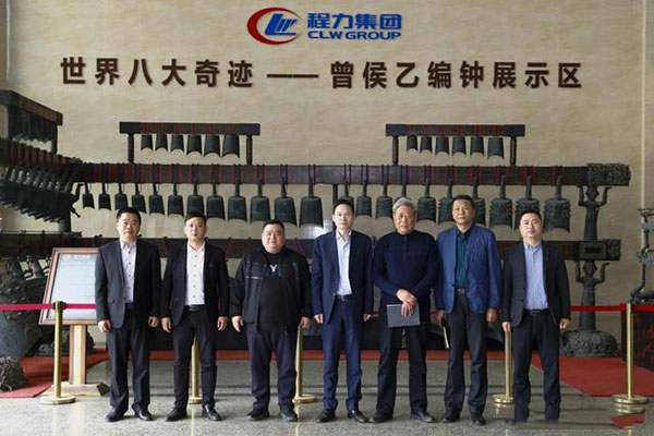 在程力汽車集團(tuán)總部迎賓大廳，雙方代表觀摩世界八大奇跡編鐘后合影紀(jì)念